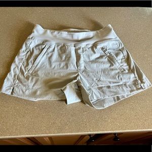 Athleta Trekkie North Shorts cream tan 6 hiking yoga phone slot zipper pockets